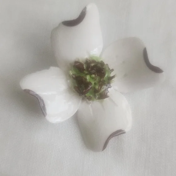 Vtg Pair- Ceramic Dogwood Flower Pin/ Brooches -Flower Pins - Picture 5 of 5